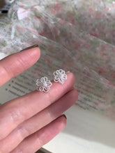 Load image into Gallery viewer, H3LL NO S925 Silver Flower Earrings
